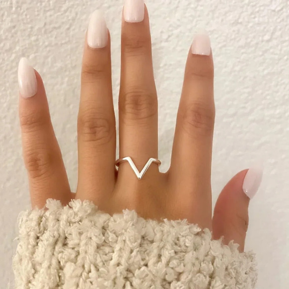 925 Sterling Silver Dainty V Ring V-Shaped Chevron Ring Geometric Ring - Picture 2 of 7